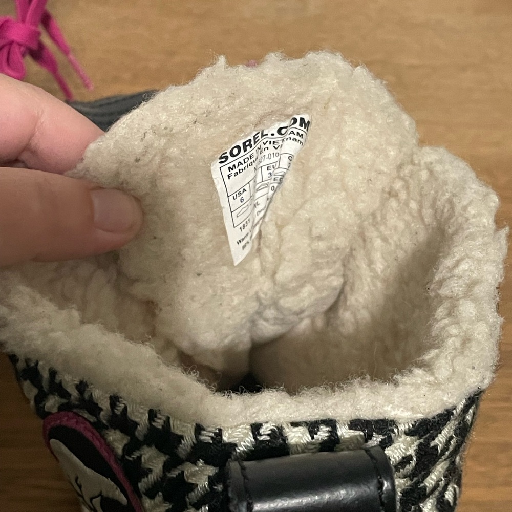 Sorel Black and White Houndstooth Boots with Pink Accents Woman’s Size 6 - Picture 10 of 10